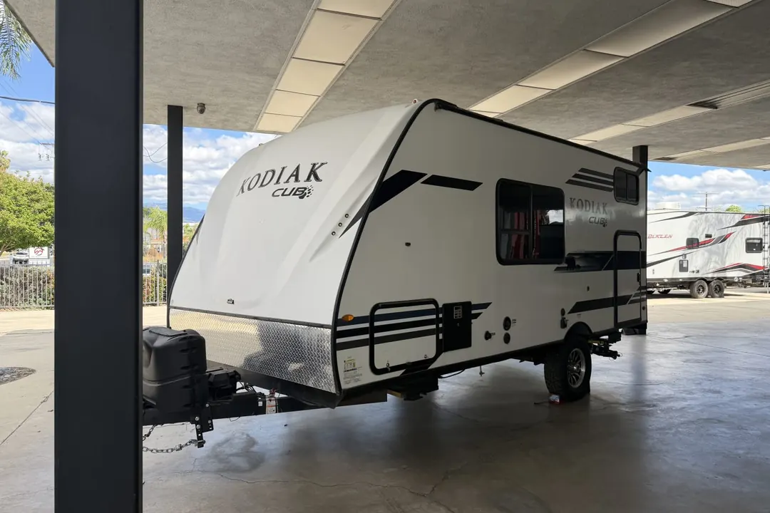 A 2021 Dutchmen Kodiak Cub travel trailer parked on a lot