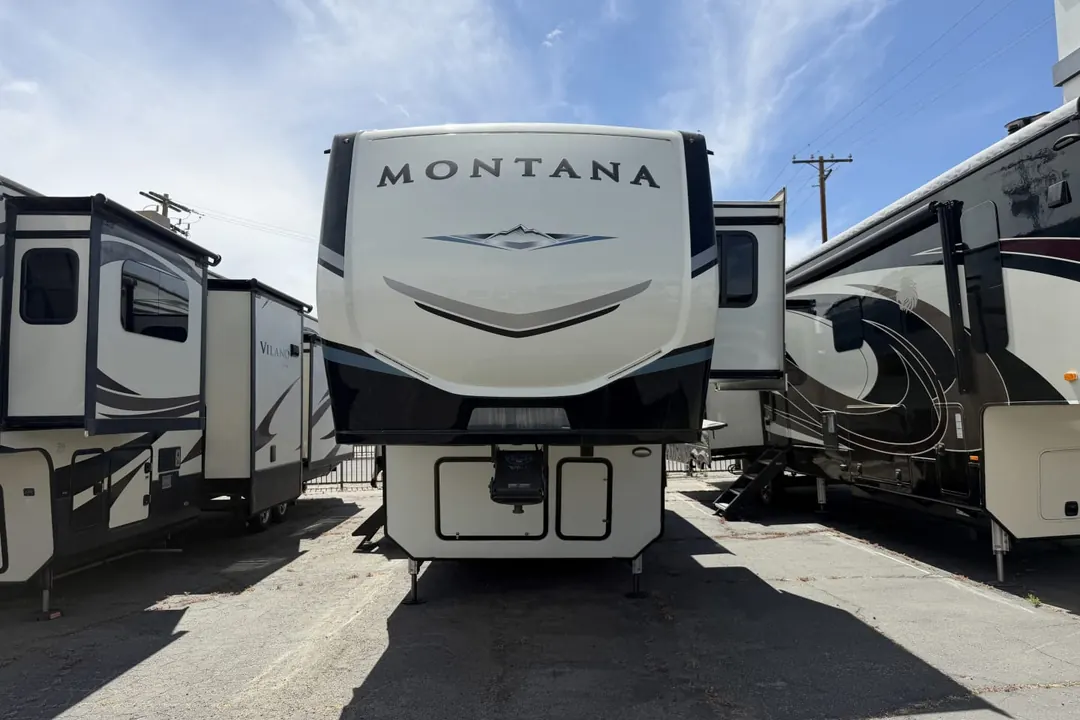 The front cap of a 2021 Keystone Montana fifth wheel on a dealer lot