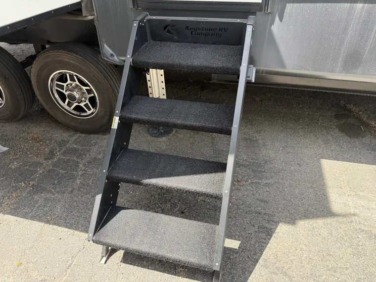 Entry steps and tandem axle tires on a 2021 Keystone Montana 3120RL fifth wheel